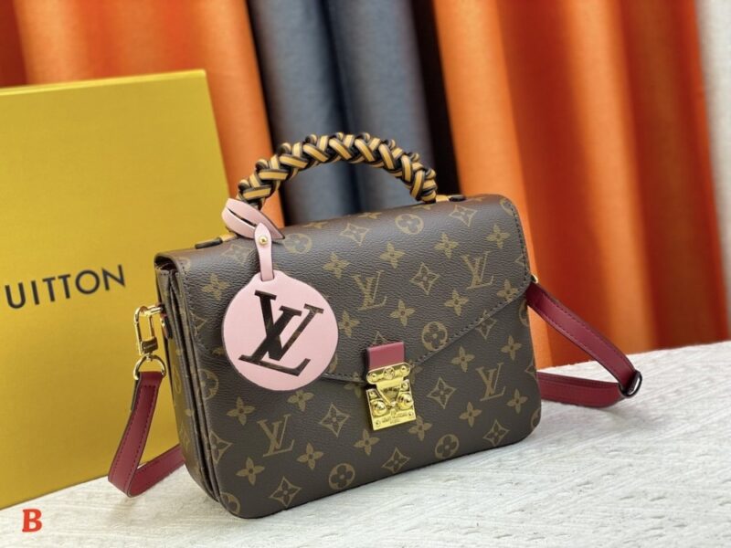 【AT945】LV POCHETTE METIS オレンジの郵便バッグは、手編みで手作業で編まれ、染め込み加工された繊細な革のハンドルが、このPochette Metisバッグに独特の魅力を与えています。カラフルなスムースレザーとクラシックなモノグラムキャンバス素材を組み合わせたデザインは、強い対比感を強調しています