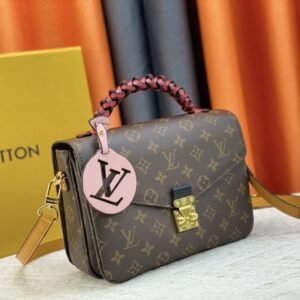 【AT945】LV POCHETTE METIS オレンジの郵便バッグは、手編みで手作業で編まれ、染め込み加工された繊細な革のハンドルが、このPochette Metisバッグに独特の魅力を与えています。カラフルなスムースレザーとクラシックなモノグラムキャンバス素材を組み合わせたデザインは、強い対比感を強調しています