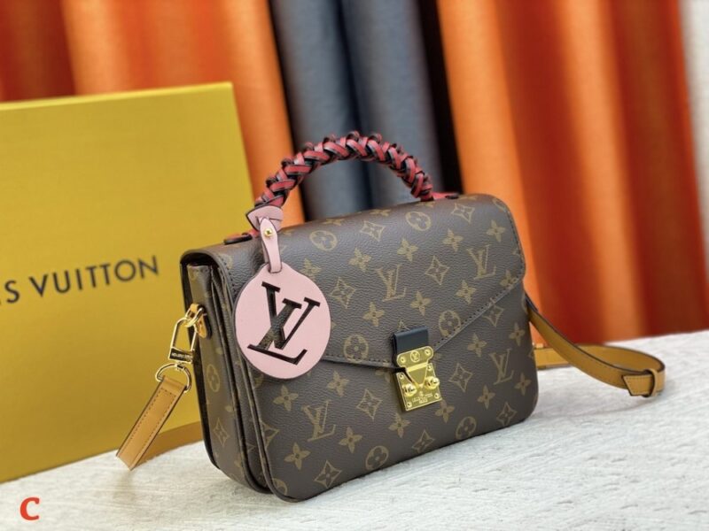 【AT945】LV POCHETTE METIS オレンジの郵便バッグは、手編みで手作業で編まれ、染め込み加工された繊細な革のハンドルが、このPochette Metisバッグに独特の魅力を与えています。カラフルなスムースレザーとクラシックなモノグラムキャンバス素材を組み合わせたデザインは、強い対比感を強調しています