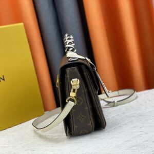 【AT945】LV POCHETTE METIS オレンジの郵便バッグは、手編みで手作業で編まれ、染め込み加工された繊細な革のハンドルが、このPochette Metisバッグに独特の魅力を与えています。カラフルなスムースレザーとクラシックなモノグラムキャンバス素材を組み合わせたデザインは、強い対比感を強調しています