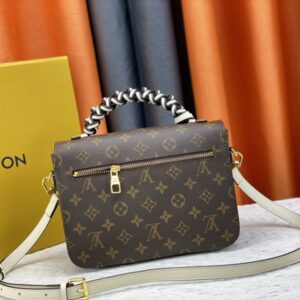 【AT945】LV POCHETTE METIS オレンジの郵便バッグは、手編みで手作業で編まれ、染め込み加工された繊細な革のハンドルが、このPochette Metisバッグに独特の魅力を与えています。カラフルなスムースレザーとクラシックなモノグラムキャンバス素材を組み合わせたデザインは、強い対比感を強調しています