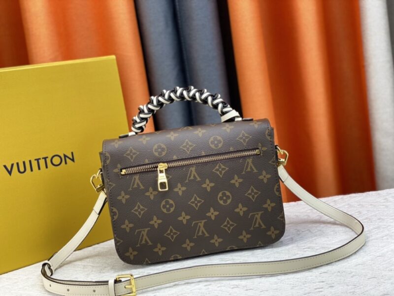 【AT945】LV POCHETTE METIS オレンジの郵便バッグは、手編みで手作業で編まれ、染め込み加工された繊細な革のハンドルが、このPochette Metisバッグに独特の魅力を与えています。カラフルなスムースレザーとクラシックなモノグラムキャンバス素材を組み合わせたデザインは、強い対比感を強調しています