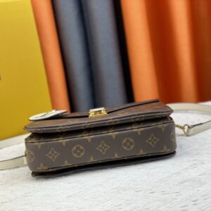 【AT945】LV POCHETTE METIS オレンジの郵便バッグは、手編みで手作業で編まれ、染め込み加工された繊細な革のハンドルが、このPochette Metisバッグに独特の魅力を与えています。カラフルなスムースレザーとクラシックなモノグラムキャンバス素材を組み合わせたデザインは、強い対比感を強調しています