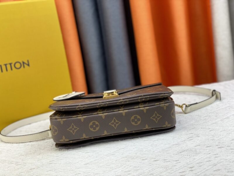 【AT945】LV POCHETTE METIS オレンジの郵便バッグは、手編みで手作業で編まれ、染め込み加工された繊細な革のハンドルが、このPochette Metisバッグに独特の魅力を与えています。カラフルなスムースレザーとクラシックなモノグラムキャンバス素材を組み合わせたデザインは、強い対比感を強調しています