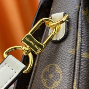 【AT945】LV POCHETTE METIS オレンジの郵便バッグは、手編みで手作業で編まれ、染め込み加工された繊細な革のハンドルが、このPochette Metisバッグに独特の魅力を与えています。カラフルなスムースレザーとクラシックなモノグラムキャンバス素材を組み合わせたデザインは、強い対比感を強調しています