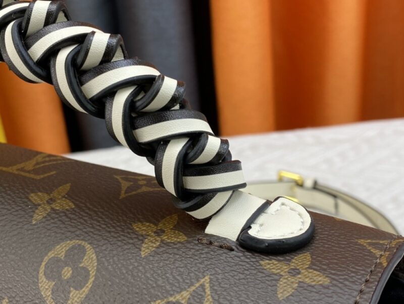【AT945】LV POCHETTE METIS オレンジの郵便バッグは、手編みで手作業で編まれ、染め込み加工された繊細な革のハンドルが、このPochette Metisバッグに独特の魅力を与えています。カラフルなスムースレザーとクラシックなモノグラムキャンバス素材を組み合わせたデザインは、強い対比感を強調しています