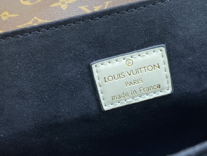 【AT945】LV POCHETTE METIS オレンジの郵便バッグは、手編みで手作業で編まれ、染め込み加工された繊細な革のハンドルが、このPochette Metisバッグに独特の魅力を与えています。カラフルなスムースレザーとクラシックなモノグラムキャンバス素材を組み合わせたデザインは、強い対比感を強調しています
