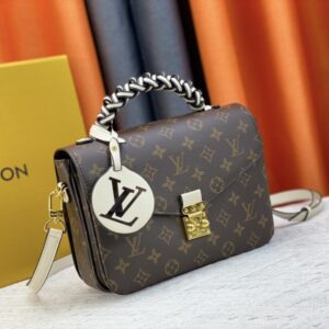 【AT945】LV POCHETTE METIS オレンジの郵便バッグは、手編みで手作業で編まれ、染め込み加工された繊細な革のハンドルが、このPochette Metisバッグに独特の魅力を与えています。カラフルなスムースレザーとクラシックなモノグラムキャンバス素材を組み合わせたデザインは、強い対比感を強調しています
