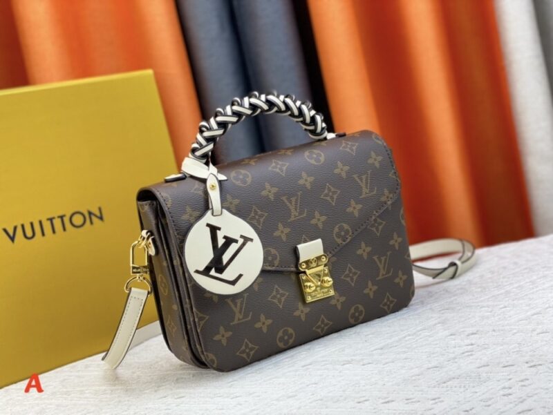 【AT945】LV POCHETTE METIS オレンジの郵便バッグは、手編みで手作業で編まれ、染め込み加工された繊細な革のハンドルが、このPochette Metisバッグに独特の魅力を与えています。カラフルなスムースレザーとクラシックなモノグラムキャンバス素材を組み合わせたデザインは、強い対比感を強調しています