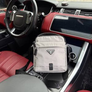 【AT9452】プラダ（Prada）グレーのナイロンショルダーバッグ、都市のエリートのための高級ファッションアイテム | Prada Italy
