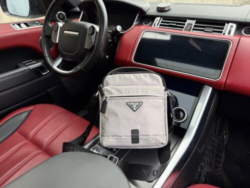 【AT9452】プラダ（Prada）グレーのナイロンショルダーバッグ、都市のエリートのための高級ファッションアイテム | Prada Italy