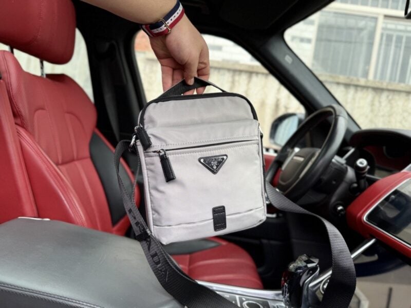 【AT9452】プラダ（Prada）グレーのナイロンショルダーバッグ、都市のエリートのための高級ファッションアイテム | Prada Italy