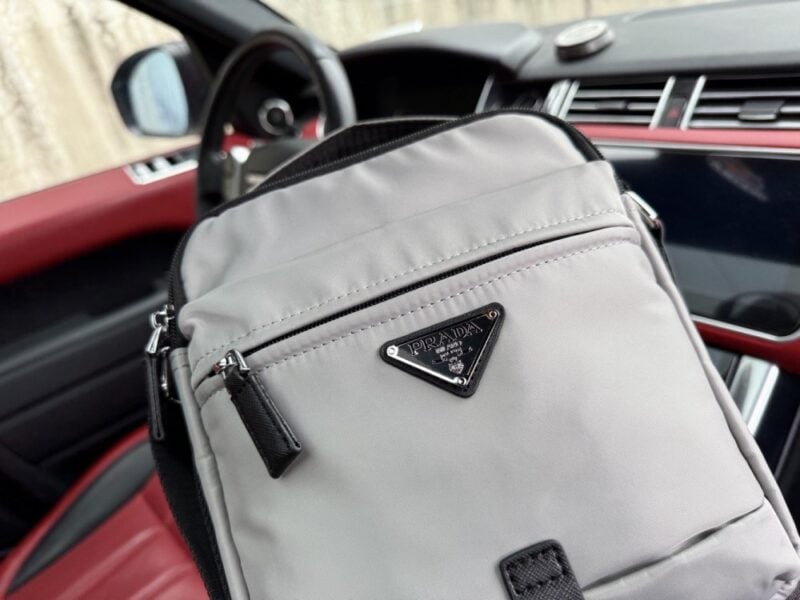 【AT9452】プラダ（Prada）グレーのナイロンショルダーバッグ、都市のエリートのための高級ファッションアイテム | Prada Italy