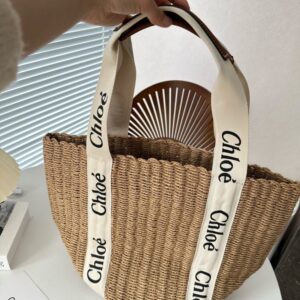 【AT946】クロエ chloe 太陽の光を浴びて夏の訪れです。クロエ編みの水桶バッグ。