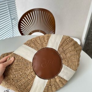 【AT946】クロエ chloe 太陽の光を浴びて夏の訪れです。クロエ編みの水桶バッグ。