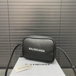 【AT9461】バレンシアガのクラシックカメラバッグ、上質な素材とシンプルデザインで都市のファッションを新たな高みへ | Balenciaga