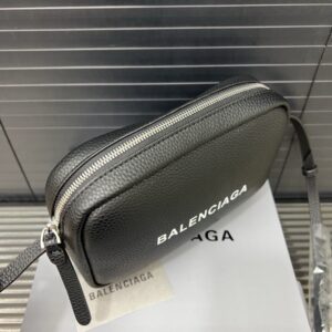 【AT9461】バレンシアガのクラシックカメラバッグ、上質な素材とシンプルデザインで都市のファッションを新たな高みへ | Balenciaga