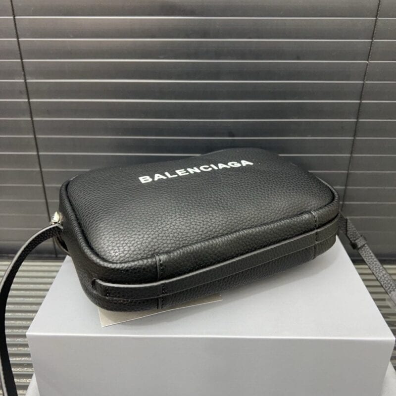 【AT9461】バレンシアガのクラシックカメラバッグ、上質な素材とシンプルデザインで都市のファッションを新たな高みへ | Balenciaga