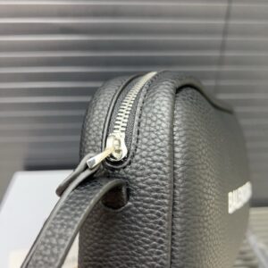 【AT9461】バレンシアガのクラシックカメラバッグ、上質な素材とシンプルデザインで都市のファッションを新たな高みへ | Balenciaga