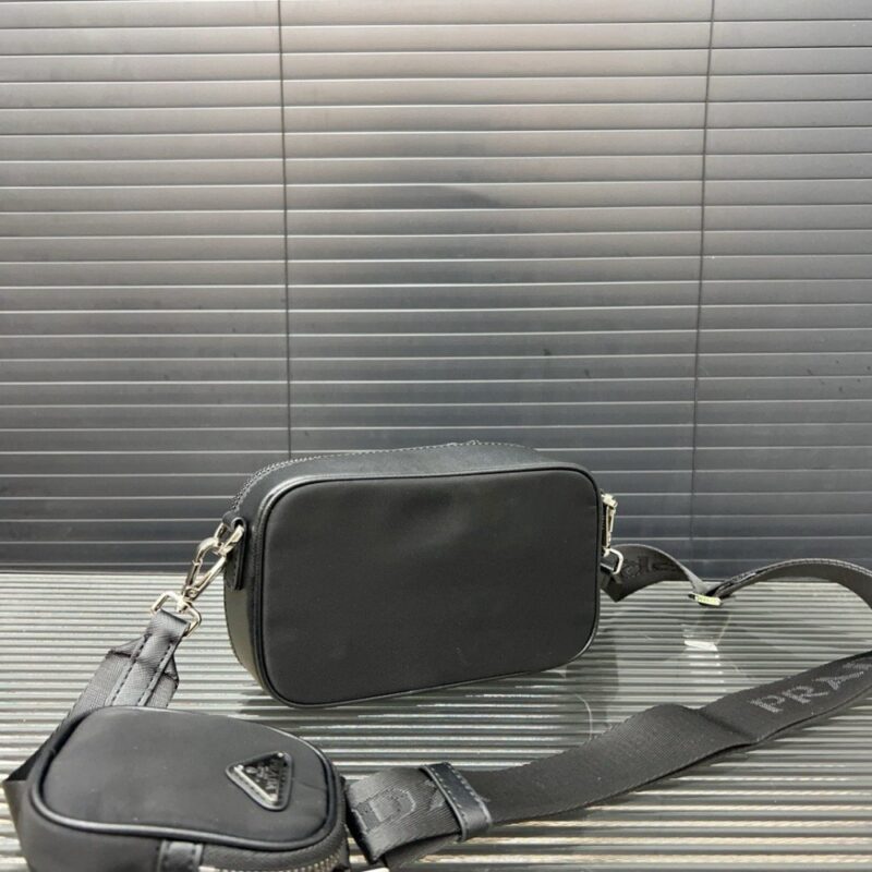 【AT9462】PradaプラダSaffianoナイロンメッセンジャーバッグ、都市のエリート向けのエレガントな多機能バッグ | Prada Italy