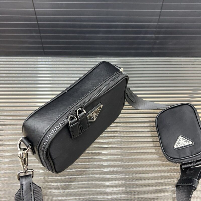 【AT9462】PradaプラダSaffianoナイロンメッセンジャーバッグ、都市のエリート向けのエレガントな多機能バッグ | Prada Italy
