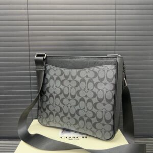 【AT9465】Coachのクラシックなシングルショルダーバッグ - 都会の男性におすすめの高品質バッグ | Coach New York