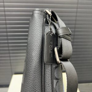 【AT9465】Coachのクラシックなシングルショルダーバッグ - 都会の男性におすすめの高品質バッグ | Coach New York