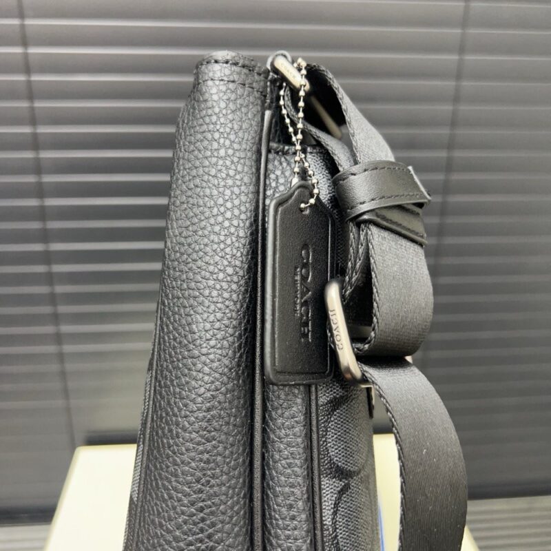 【AT9465】Coachのクラシックなシングルショルダーバッグ - 都会の男性におすすめの高品質バッグ | Coach New York