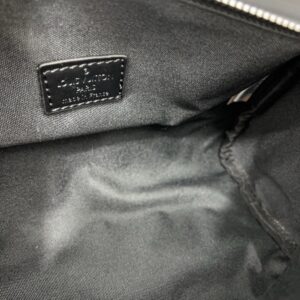 【AT9468】ルイ・ヴィトンのKEEPALL 25ハンドバッグ：モダンなMonogram Eclipseデザインが魅力的 | Louis Vuitton