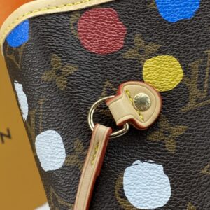 【AT948】老花彩色のポリカーボネート素材、ドットのシルクスクリーン印刷が施された、Neverfullの内部の繊細なディテールを探索してみましょう。