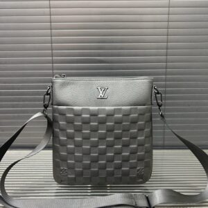 【AT9481】ルイ・ヴィトンの牛革ショルダーバッグ | エレガントなチェック柄と高品質素材で日常に上品さを演出 | Louis Vuitton Paris