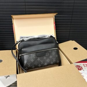 【AT9483】ルイ・ヴィトンのクラシックなOUTDOOR郵便袋 - Monogram Eclipseキャンバス素材の男性用ショルダーバッグ | Louis Vuitton Malletier