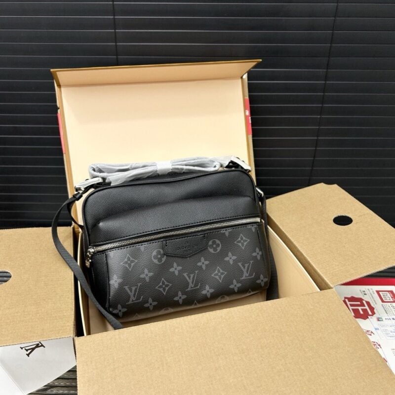 【AT9483】ルイ・ヴィトンのクラシックなOUTDOOR郵便袋 - Monogram Eclipseキャンバス素材の男性用ショルダーバッグ | Louis Vuitton Malletier