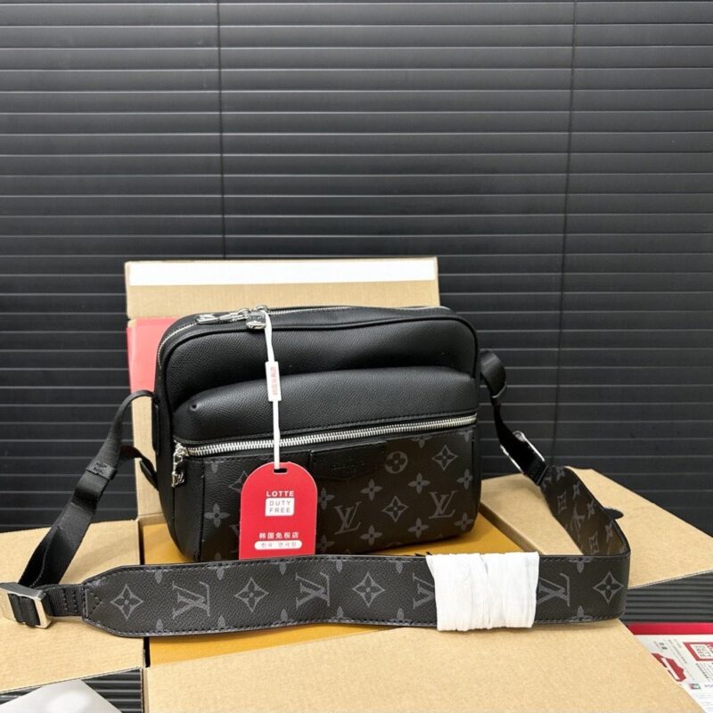 【AT9483】ルイ・ヴィトンのクラシックなOUTDOOR郵便袋 - Monogram Eclipseキャンバス素材の男性用ショルダーバッグ | Louis Vuitton Malletier