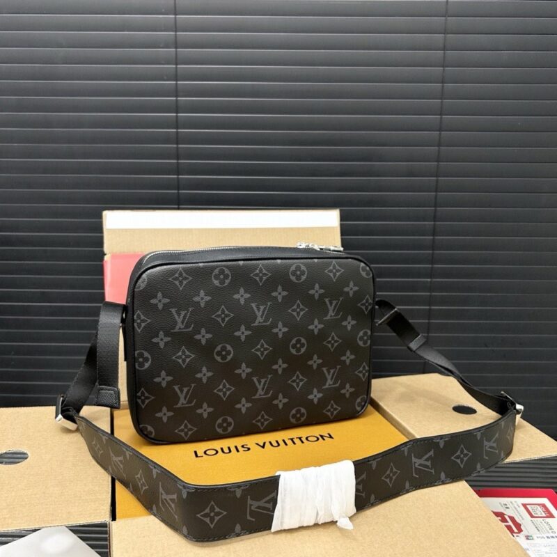 【AT9483】ルイ・ヴィトンのクラシックなOUTDOOR郵便袋 - Monogram Eclipseキャンバス素材の男性用ショルダーバッグ | Louis Vuitton Malletier