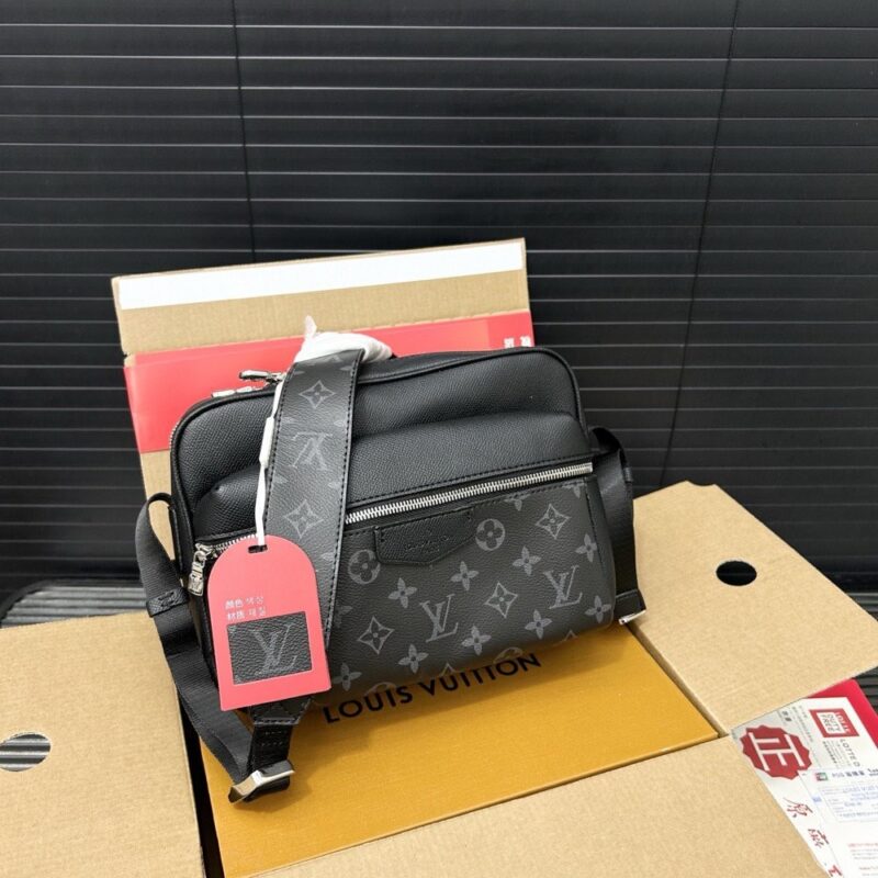 【AT9483】ルイ・ヴィトンのクラシックなOUTDOOR郵便袋 - Monogram Eclipseキャンバス素材の男性用ショルダーバッグ | Louis Vuitton Malletier