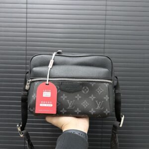 【AT9483】ルイ・ヴィトンのクラシックなOUTDOOR郵便袋 - Monogram Eclipseキャンバス素材の男性用ショルダーバッグ | Louis Vuitton Malletier