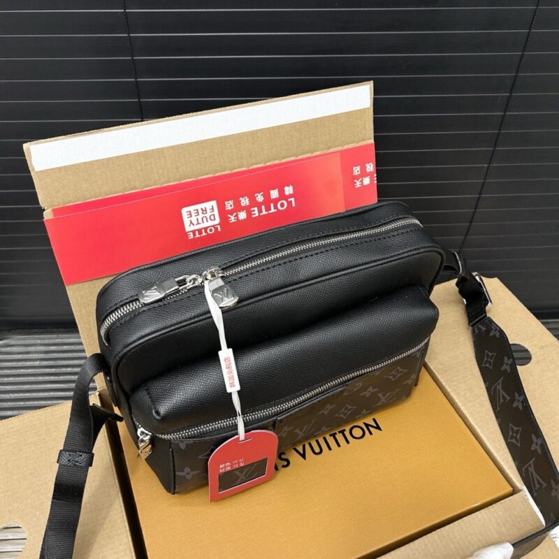 【AT9483】ルイ・ヴィトンのクラシックなOUTDOOR郵便袋 - Monogram Eclipseキャンバス素材の男性用ショルダーバッグ | Louis Vuitton Malletier
