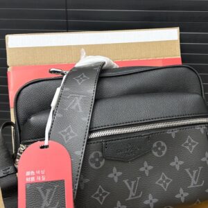 【AT9483】ルイ・ヴィトンのクラシックなOUTDOOR郵便袋 - Monogram Eclipseキャンバス素材の男性用ショルダーバッグ | Louis Vuitton Malletier