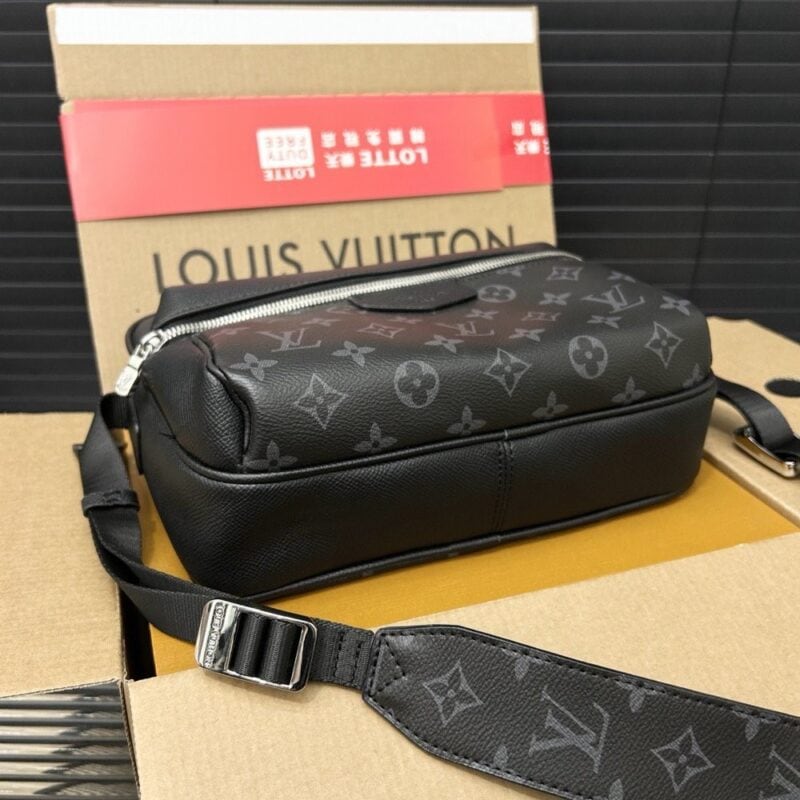 【AT9483】ルイ・ヴィトンのクラシックなOUTDOOR郵便袋 - Monogram Eclipseキャンバス素材の男性用ショルダーバッグ | Louis Vuitton Malletier