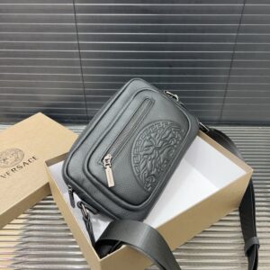 【AT9485】Versaceヴェルサーチグレー牛革ショルダーバッグ - 都会の紳士のための上品なアクセサリー | Versace