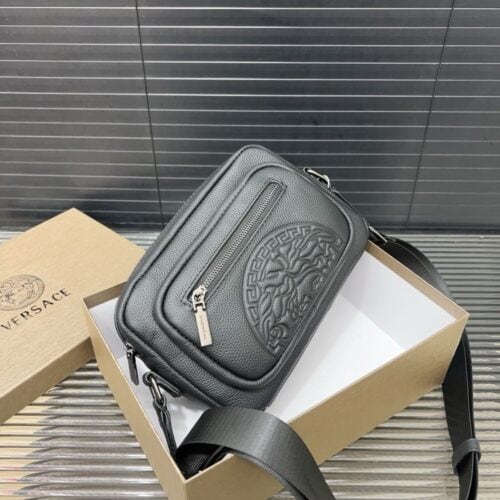 【AT9485】Versaceヴェルサーチグレー牛革ショルダーバッグ - 都会の紳士のための上品なアクセサリー | Versace