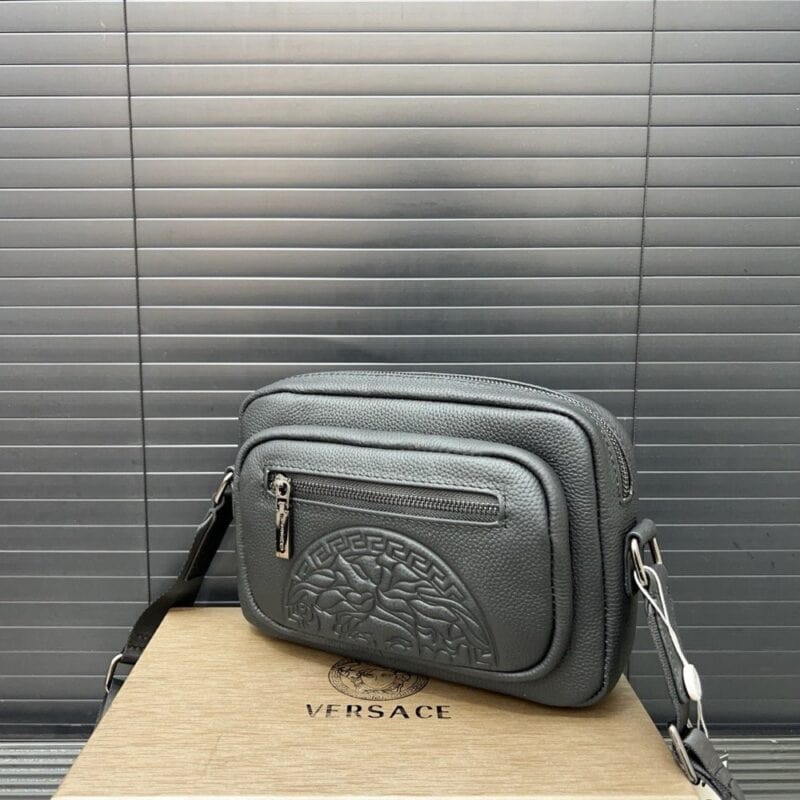 【AT9485】Versaceヴェルサーチグレー牛革ショルダーバッグ - 都会の紳士のための上品なアクセサリー | Versace