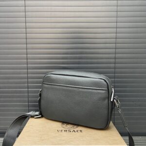 【AT9485】Versaceヴェルサーチグレー牛革ショルダーバッグ - 都会の紳士のための上品なアクセサリー | Versace