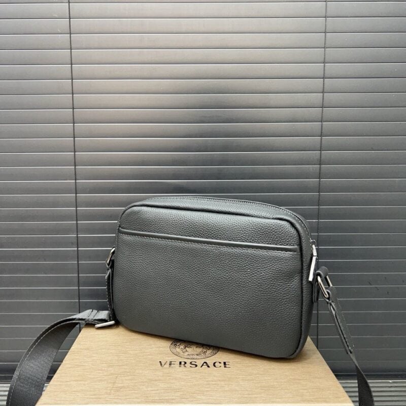 【AT9485】Versaceヴェルサーチグレー牛革ショルダーバッグ - 都会の紳士のための上品なアクセサリー | Versace