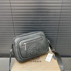 【AT9485】Versaceヴェルサーチグレー牛革ショルダーバッグ - 都会の紳士のための上品なアクセサリー | Versace