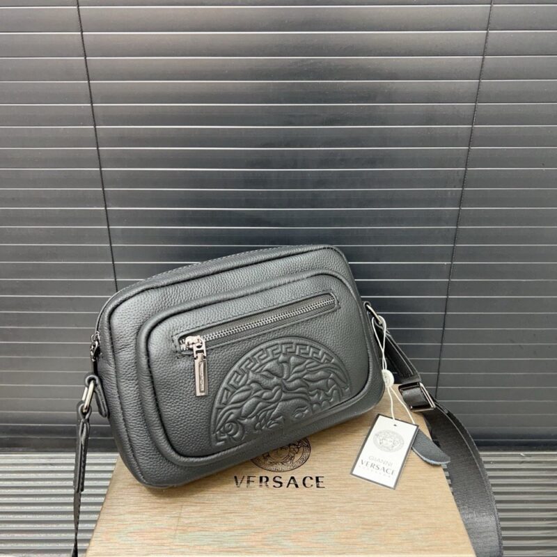 【AT9485】Versaceヴェルサーチグレー牛革ショルダーバッグ - 都会の紳士のための上品なアクセサリー | Versace