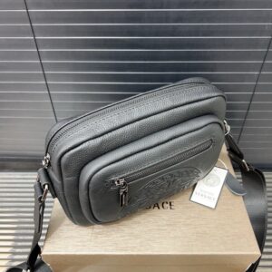 【AT9485】Versaceヴェルサーチグレー牛革ショルダーバッグ - 都会の紳士のための上品なアクセサリー | Versace