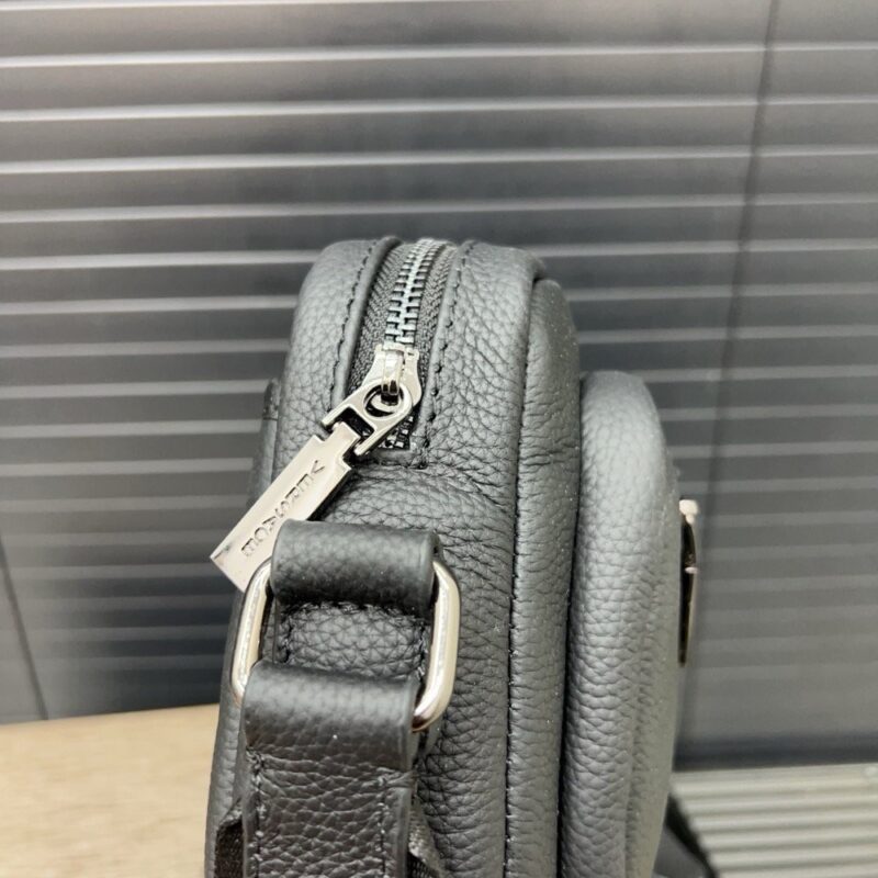 【AT9485】Versaceヴェルサーチグレー牛革ショルダーバッグ - 都会の紳士のための上品なアクセサリー | Versace