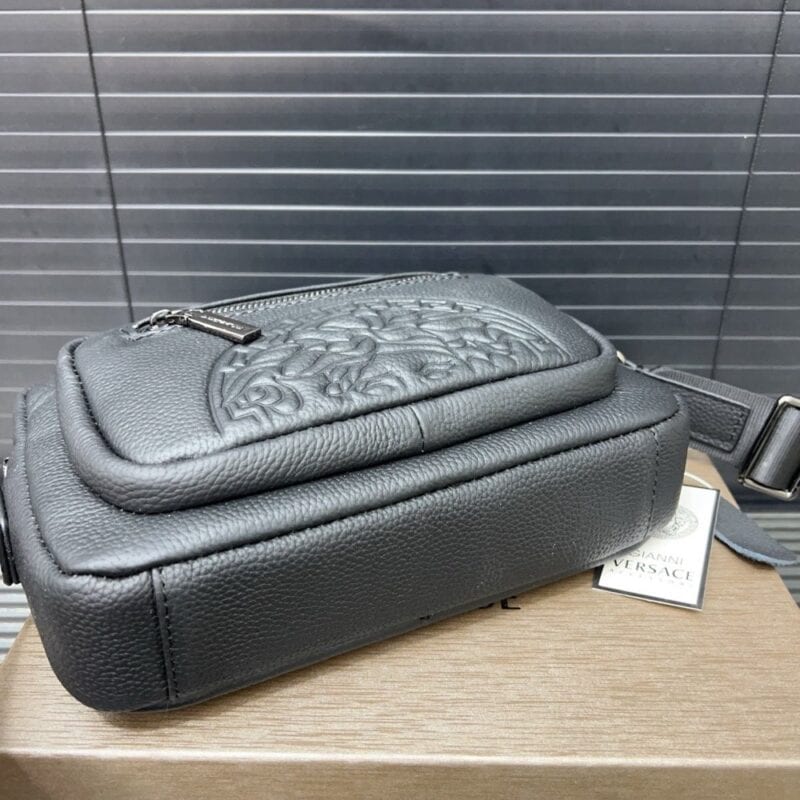 【AT9485】Versaceヴェルサーチグレー牛革ショルダーバッグ - 都会の紳士のための上品なアクセサリー | Versace